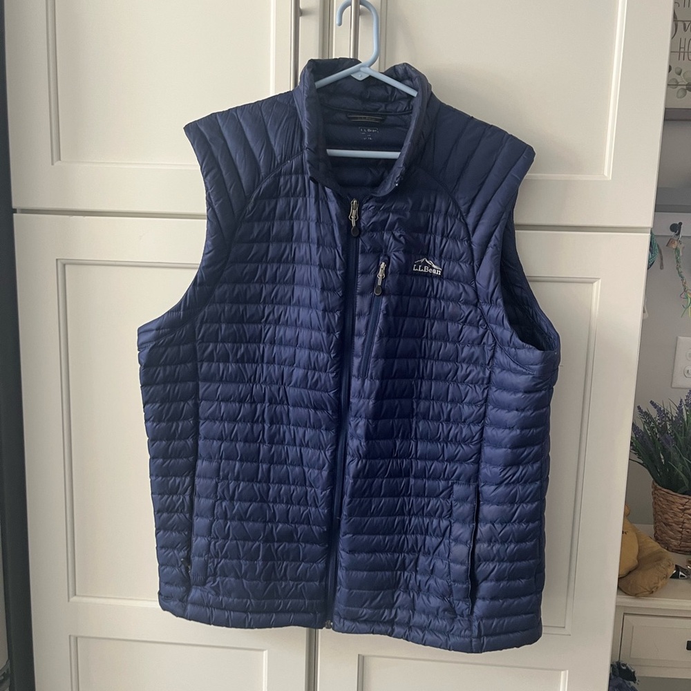 LL Bean Men’s Primaloft Vest. Navy, XL Tall Vest